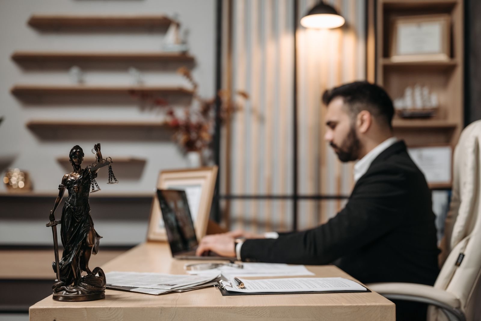 Profesional del derecho trabajando con documentación en un estudio jurídico
